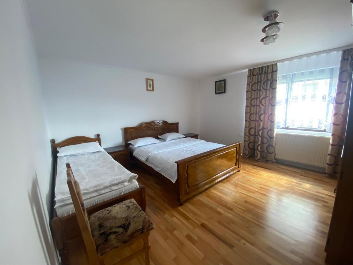 Отель Casa Laur Мэнэстиря-Гуморулуй Экстерьер фото
