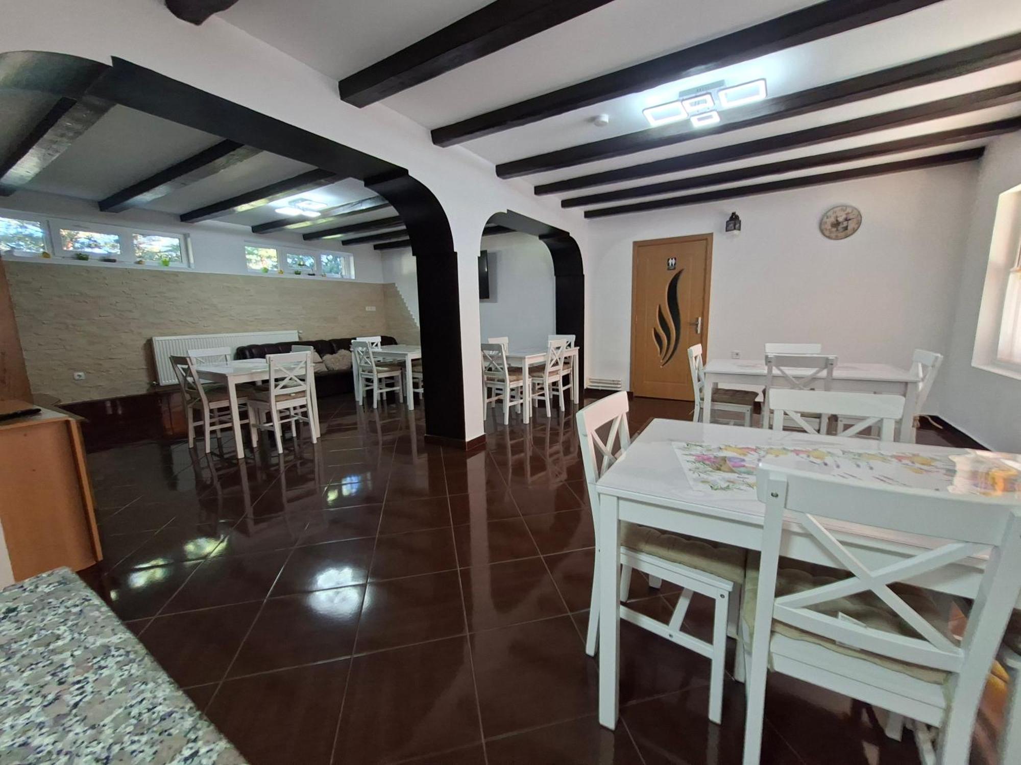 Отель Casa Laur Мэнэстиря-Гуморулуй Экстерьер фото